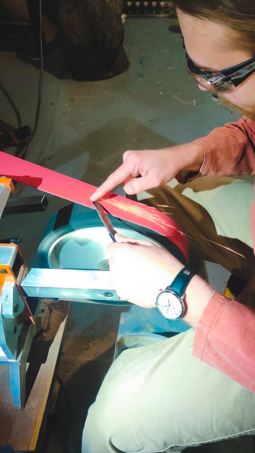 Artisan coutelier dans son atelier a Clermont-Ferrand